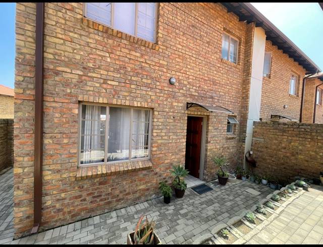 3 bed property to rent in KOSMOSDAL